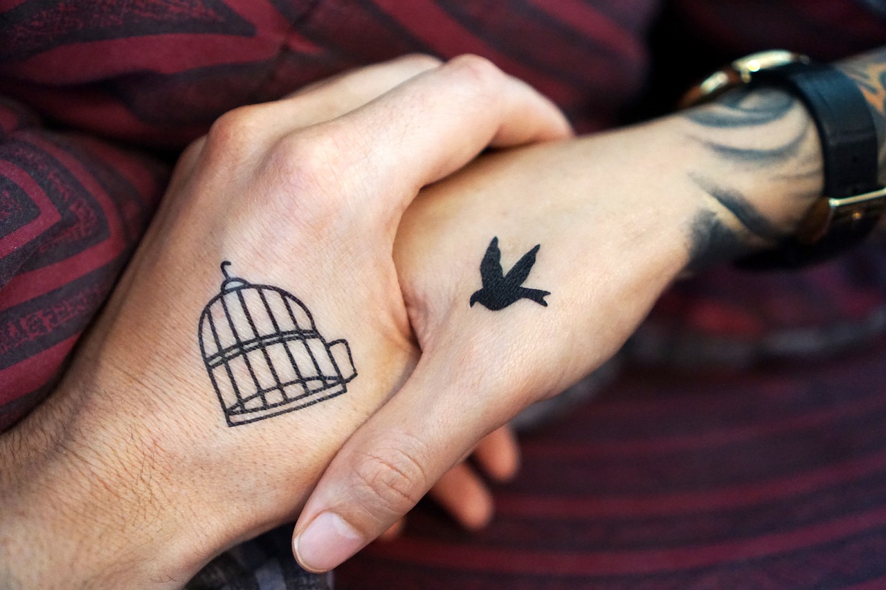 Jak usunąć schodzący tusz z tatuażu – porady i triki